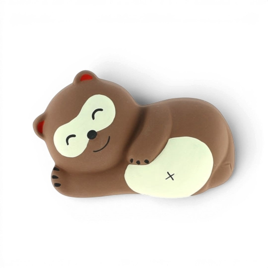 Statuette Yugen lab en porcelaine représentant un tanuki japonais marron et crème en position allongée