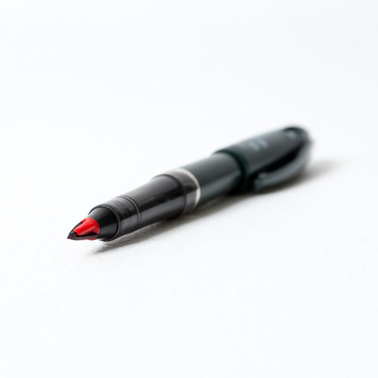 Stylo plume Yugen lab CDT noir avec plume rouge, design ergonomique japonais pour une écriture fluide et confortable.