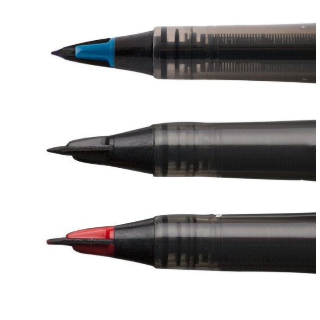 Gros plan sur les plumes de stylos plume Yugen lab en noir, bleu et rouge avec système d'encre capillaire Pentel