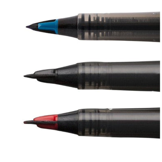 Gros plan sur les plumes de stylos plume Yugen lab en noir, bleu et rouge avec système d'encre capillaire Pentel