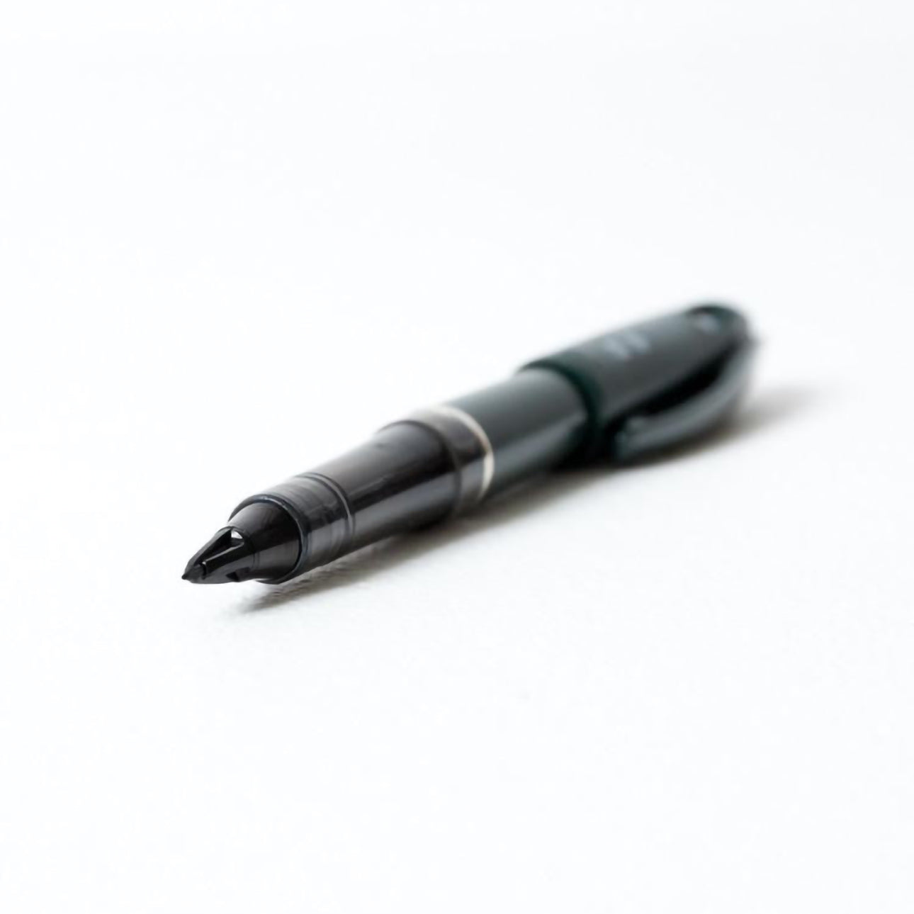 Stylo plume noir CDT de Yugen lab avec plume en plastique souple et système d'encre capillaire pour une écriture fluide