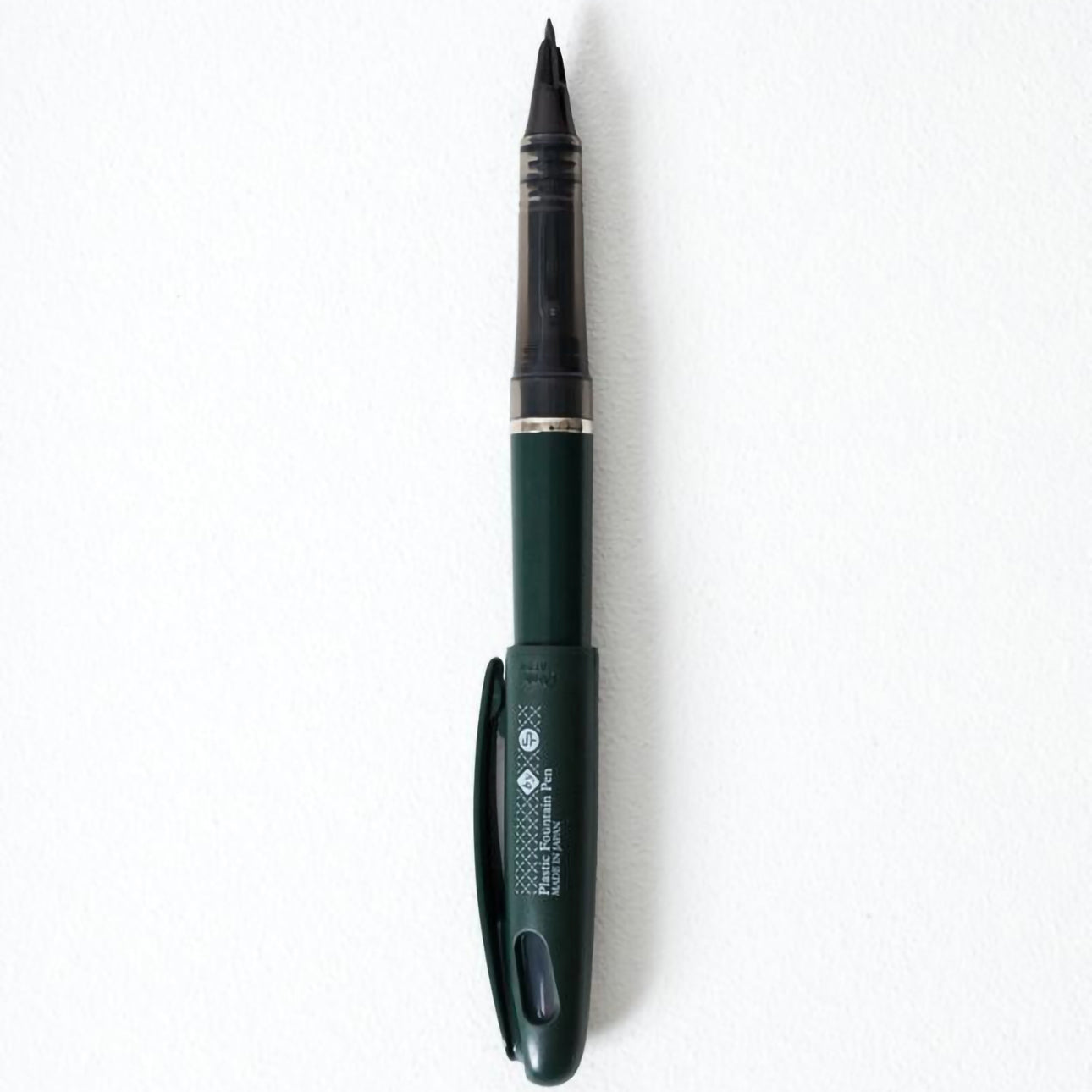 Stylo plume Yugen lab noir avec plume en plastique souple et système d'encre capillaire pour une écriture fluide