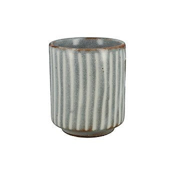 Tasse japonaise Yugen lab en céramique grise avec texture en relief blanc, style minimaliste wabi-sabi.