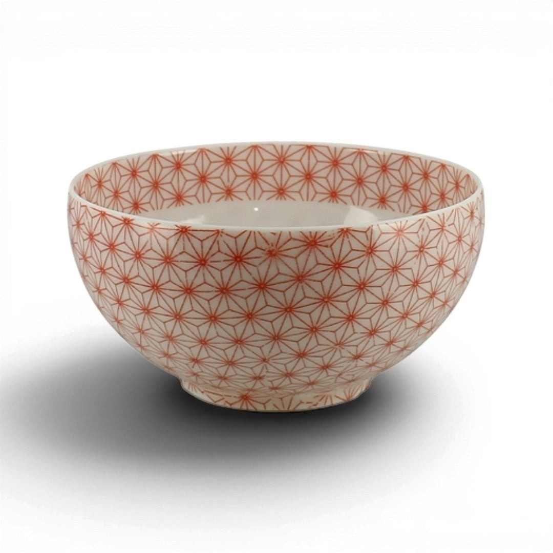 Tasse japonaise en porcelaine Yugen lab avec motif géométrique rouge Asanoha sur fond blanc, forme basse et arrondie.
