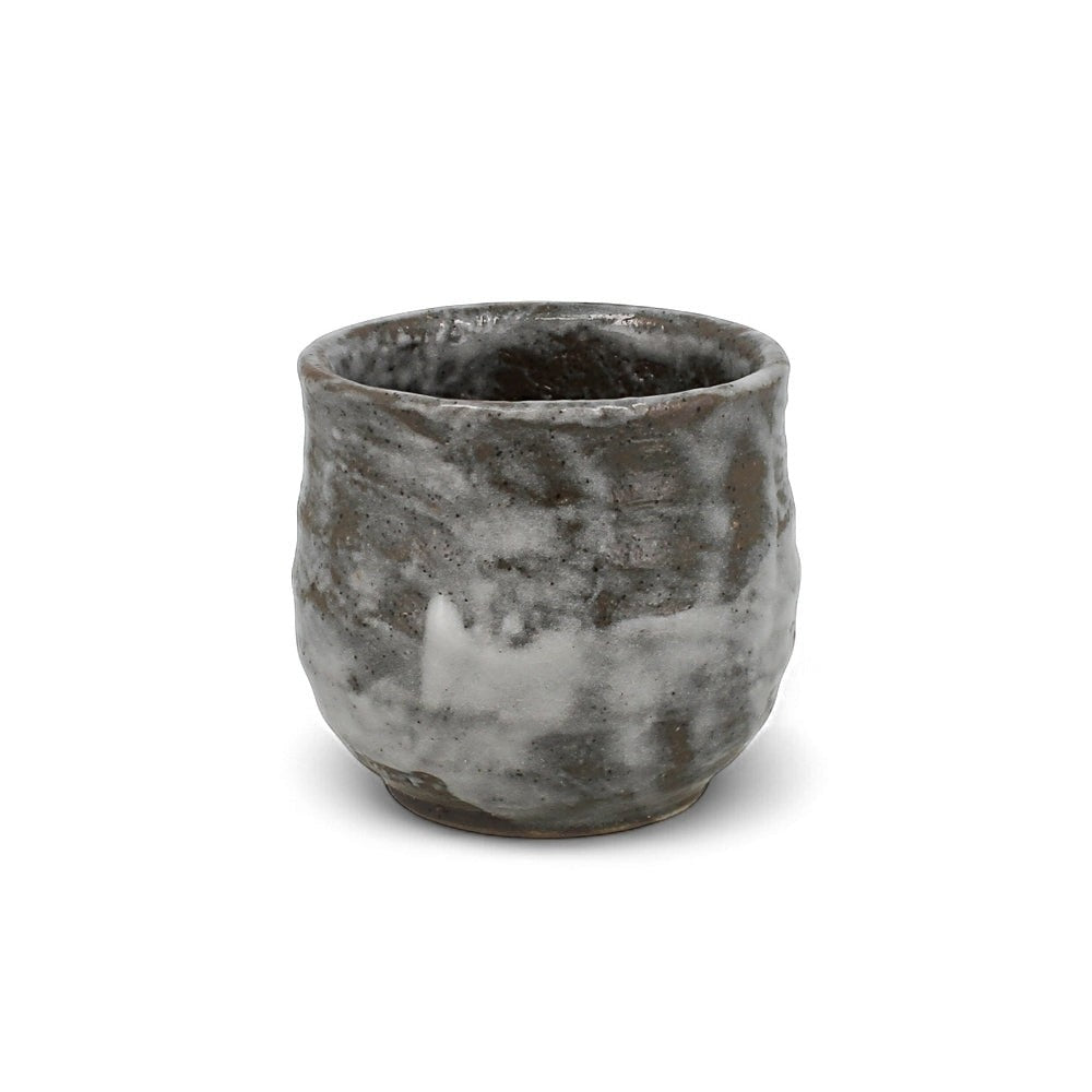 Tasse japonaise Yugen lab en céramique grise avec un trait pinceau blanc organique et une texture artisanale irrégulière