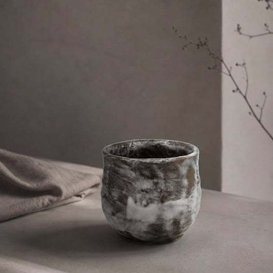 Tasse japonaise Yugen lab en céramique grise et brune avec un trait blanc organique, style wabi-sabi.