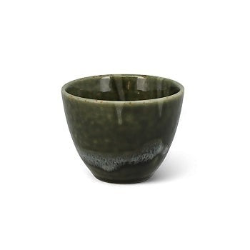 Tasse japonaise Yugen lab Midori en céramique vert profond avec émail brillant aux nuances organiques et forme bombée.