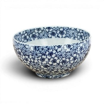 Tasse japonaise Yugen lab en porcelaine blanche avec motif floral bleu Momiji, forme basse et arrondie.
