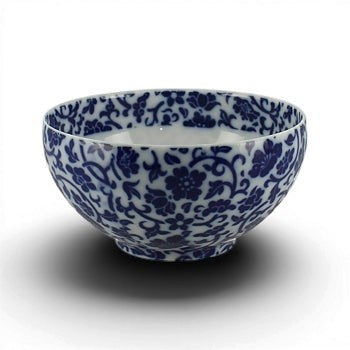 Tasse japonaise Yugen lab en porcelaine blanche avec motif floral bleu Karakusa, forme basse et arrondie
