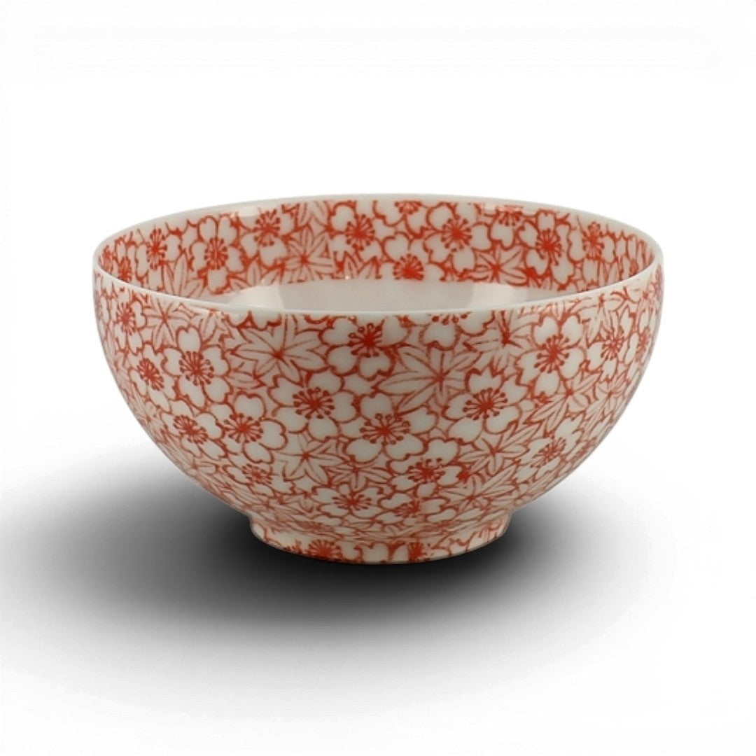 Tasse japonaise Yugen lab en porcelaine blanche avec motif floral Momiji rouge délicat, forme basse et arrondie.