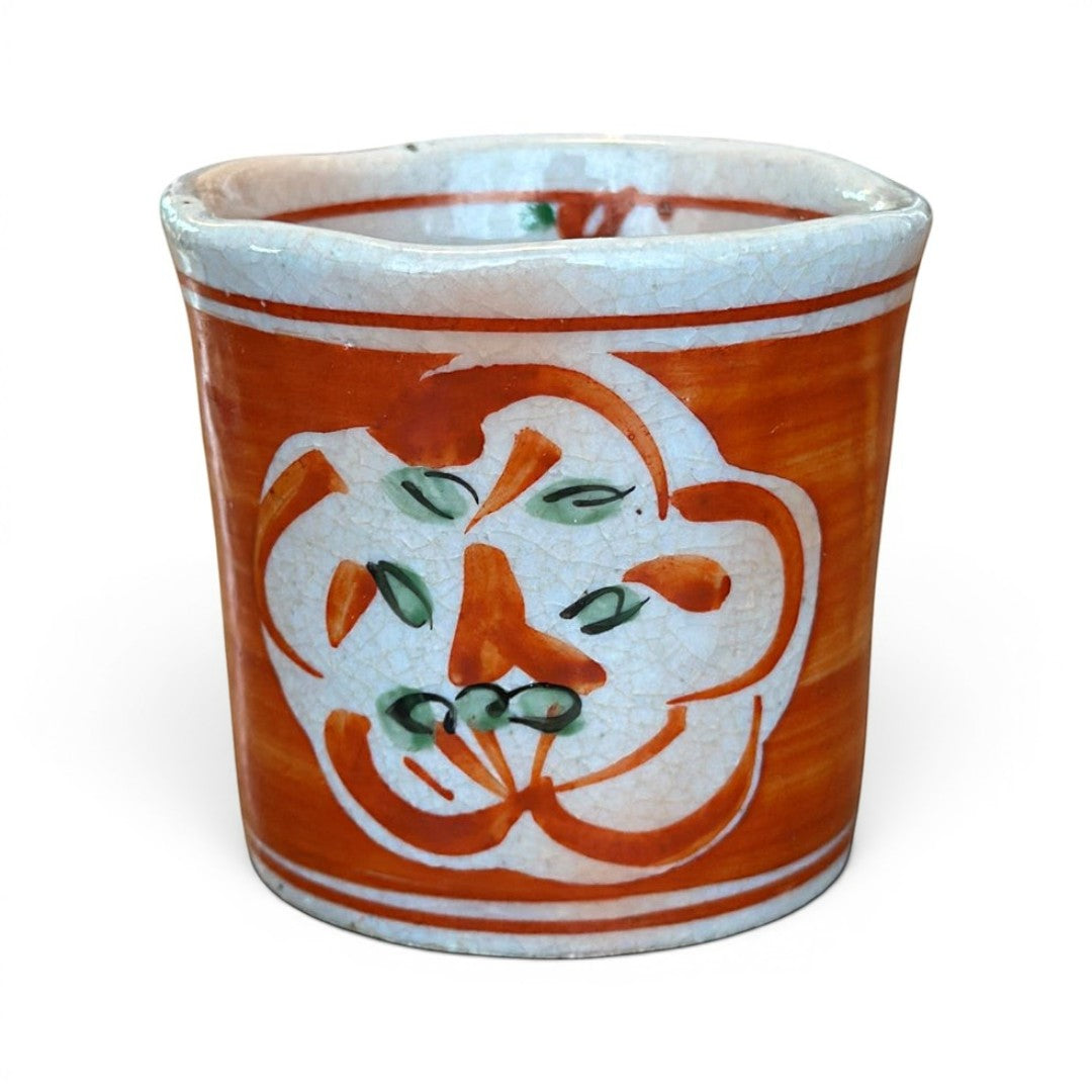 Tasse japonaise Yugen lab en porcelaine rouge et blanche avec motif floral traditionnel et finition craquelée
