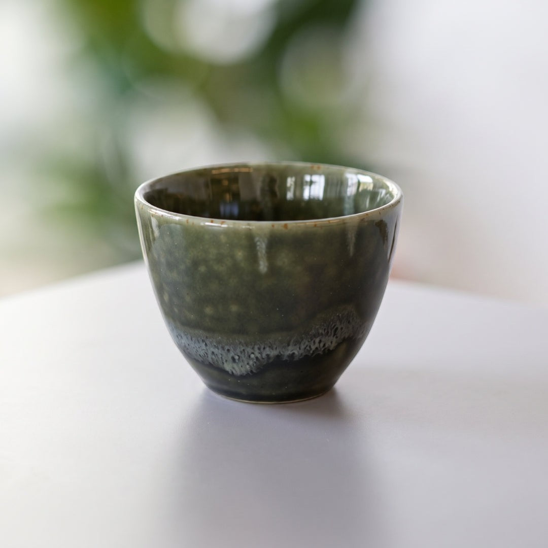 Tasse japonaise Yugen lab Midori en céramique vert profond avec émail brillant et nuances texturées organiques