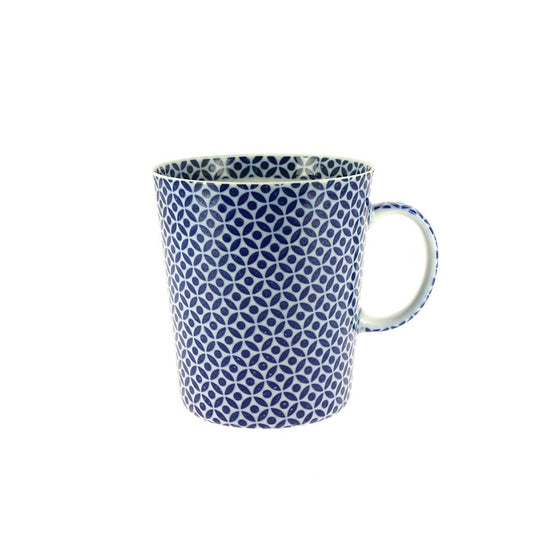 Tasse Yugen lab en porcelaine fine bleue avec un motif géométrique traditionnel japonais sur fond blanc