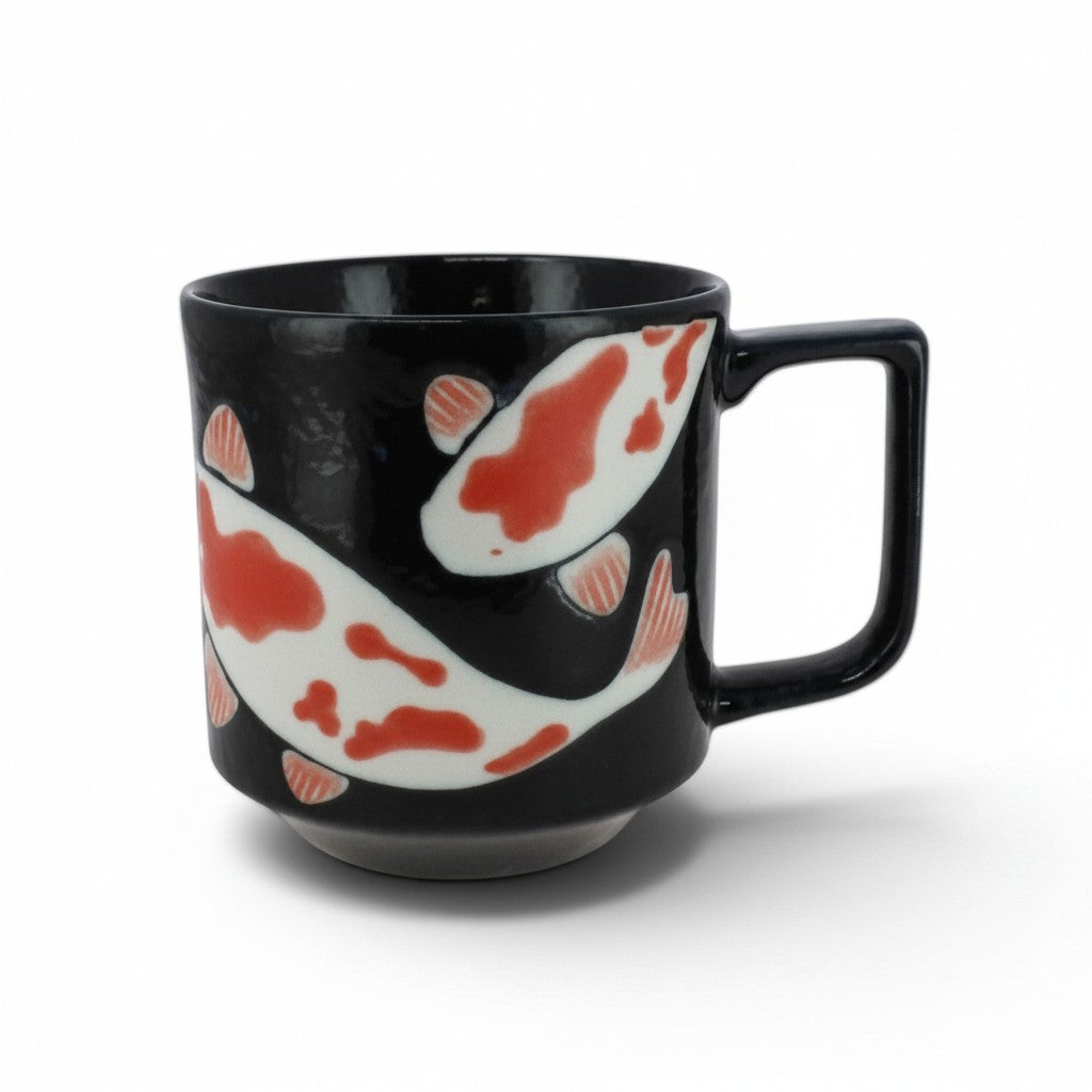 Tasse Yugen lab en porcelaine noire avec motif de carpes Koi rouge vermillon et blanc ivoire et anse carrée moderne