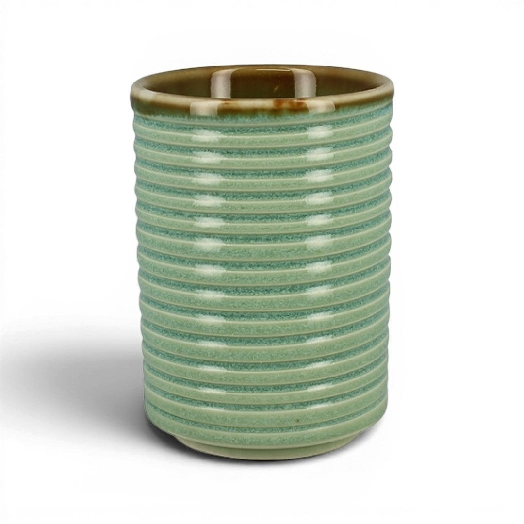 Tasse en porcelaine Yugen lab vert pastel avec relief strié et intérieur brun, style japonais minimaliste