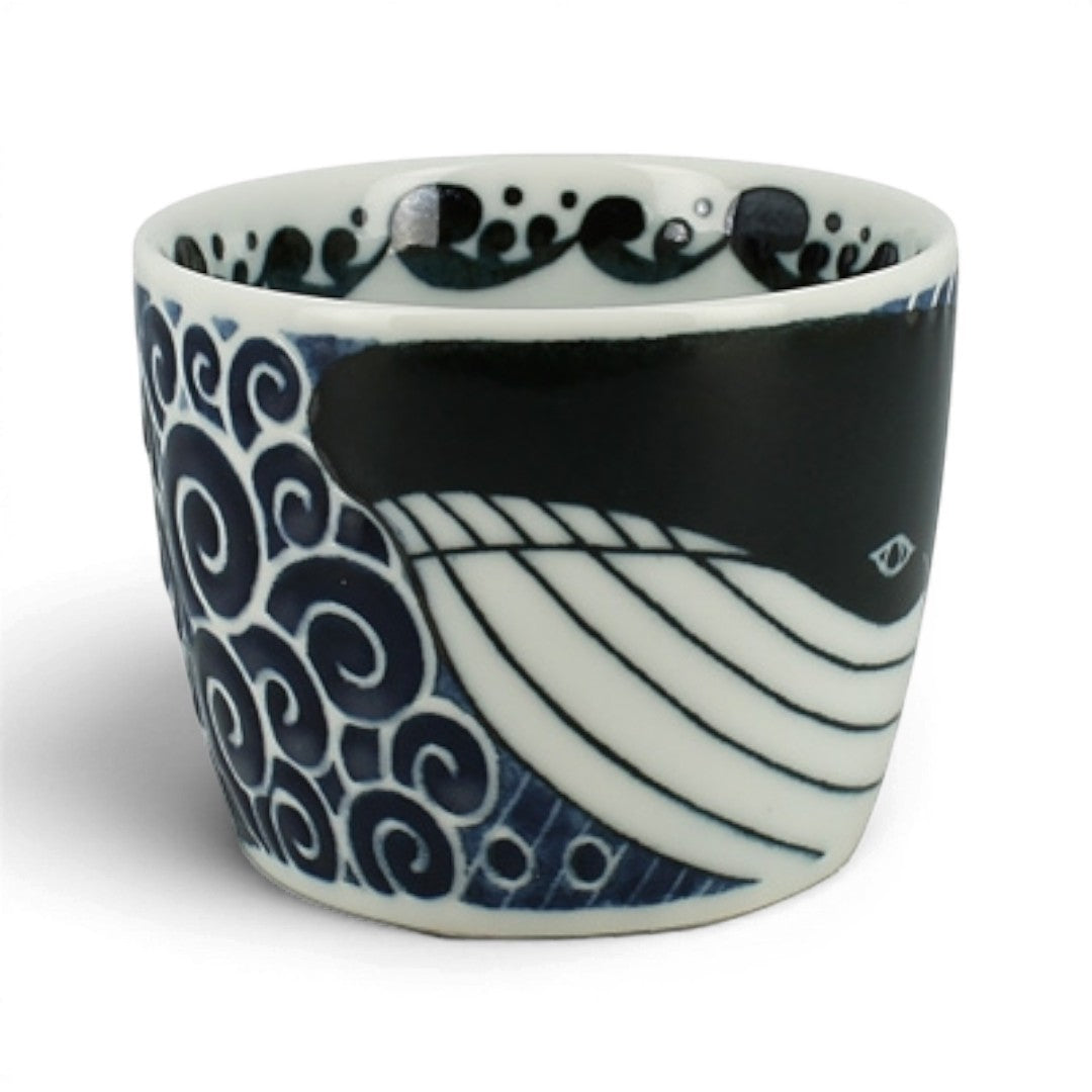 Tasse à soba Yugen lab en porcelaine blanche et bleue ornée d'un motif de baleine stylisée et de vagues japonaises