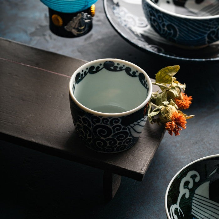 Tasse à soba Yugen lab en porcelaine blanche et bleue ornée d'un motif de baleine traditionnel japonais