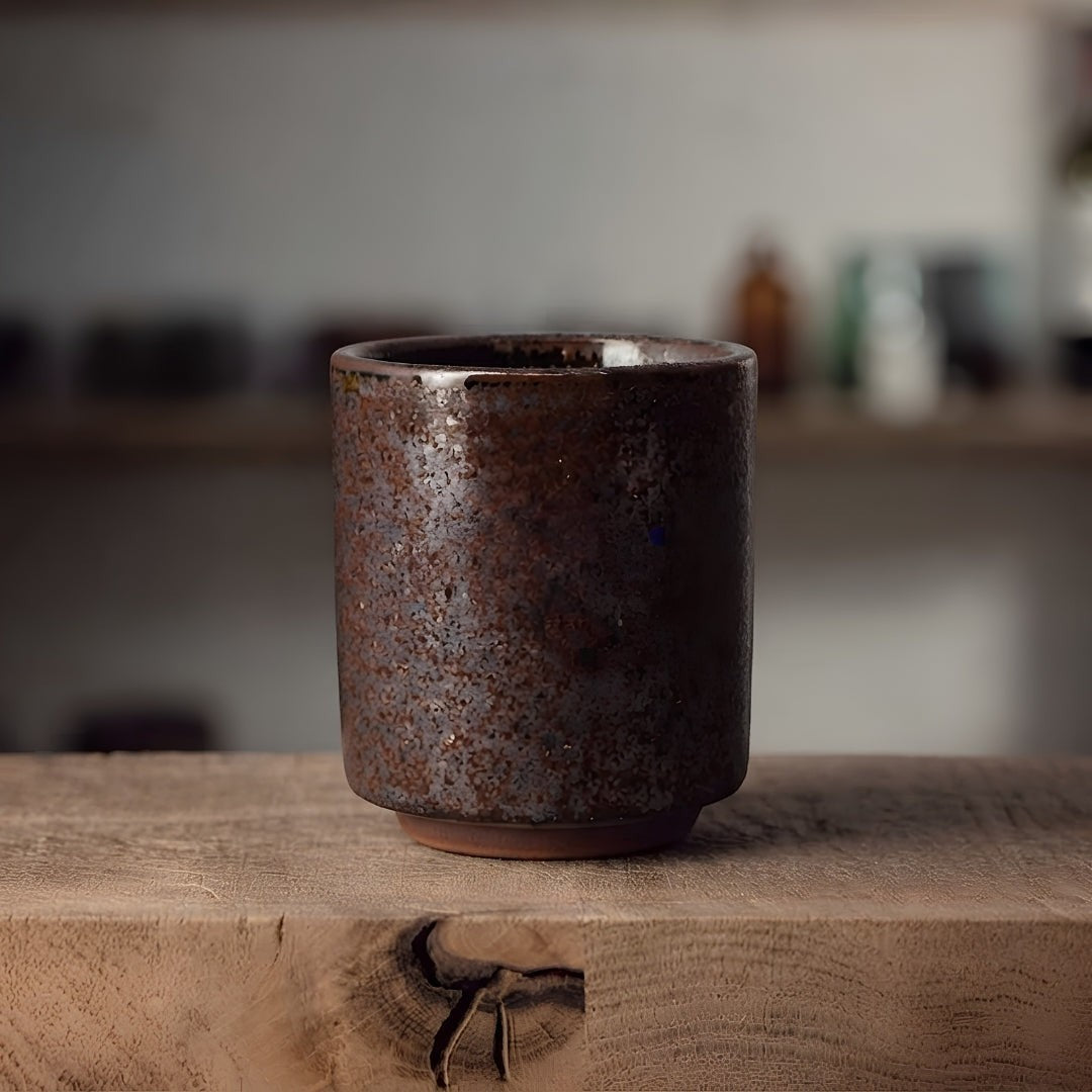 Tasse à thé Yugen lab en céramique brun rouge avec une texture mouchetée artisanale et un design japonais minimaliste