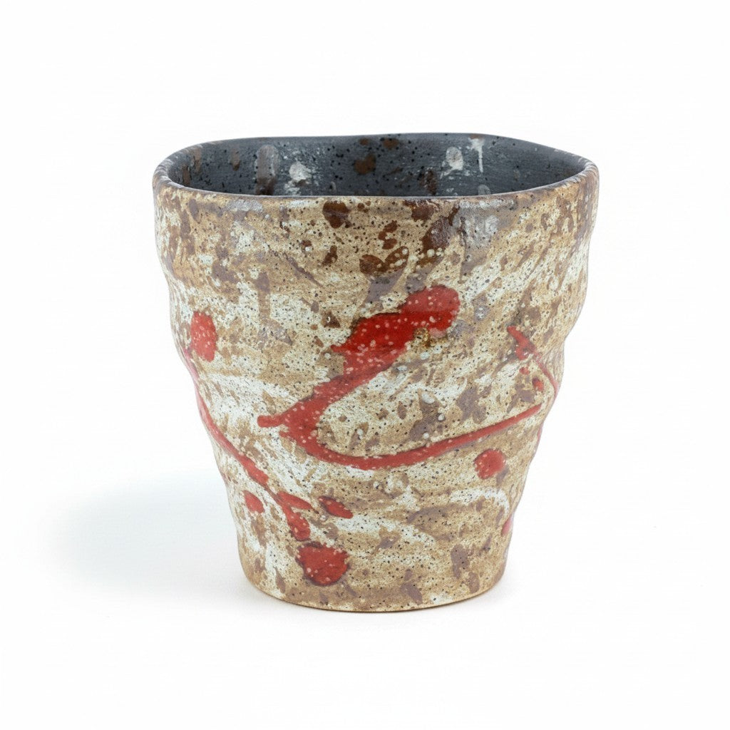 Tasse à thé Yugen lab en céramique japonaise artisanale avec texture cabossée, dégradés marron et motifs rouges