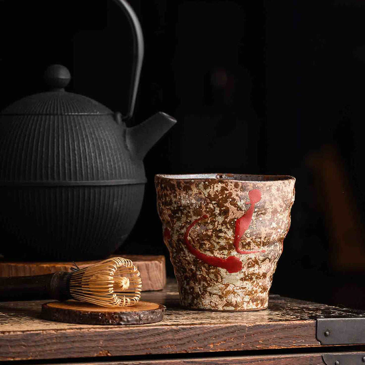 Tasse à thé Yugen lab en céramique japonaise texturée avec des motifs rouges sur fond blanc et marron
