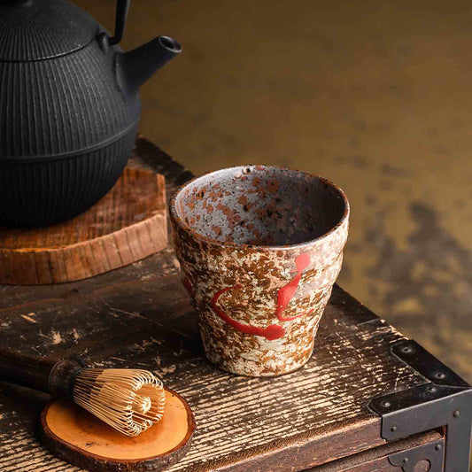Tasse à thé Yugen lab en céramique japonaise avec texture cabossée, dégradés blanc, marron et motif rouge néolithique