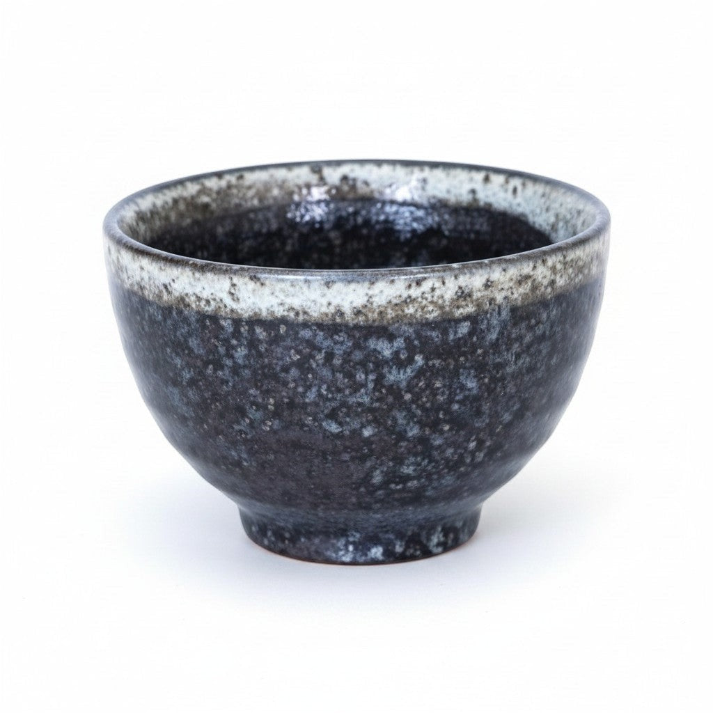 Tasse à thé Yugen lab Abura en céramique japonaise noire et grise avec un liseré clair, style wabi-sabi.