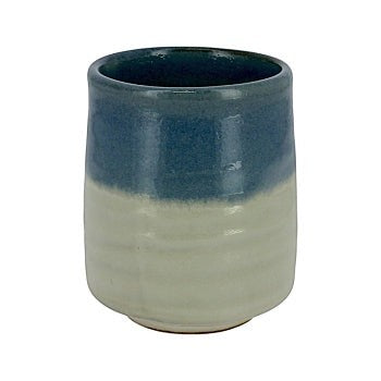 Tasse à thé japonaise Yugen lab en céramique avec un dégradé bleu et blanc crème, style wabi-sabi sans anse.