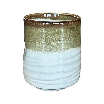 Tasse à thé Yugen lab Hagi en céramique-porcelaine blanche avec nuances vert olive et brun, style wabi-sabi.
