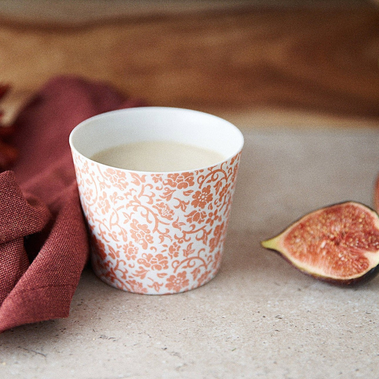 Tasse à thé Yugen lab en porcelaine fine saumon avec motif floral traditionnel japonais posée sur une table