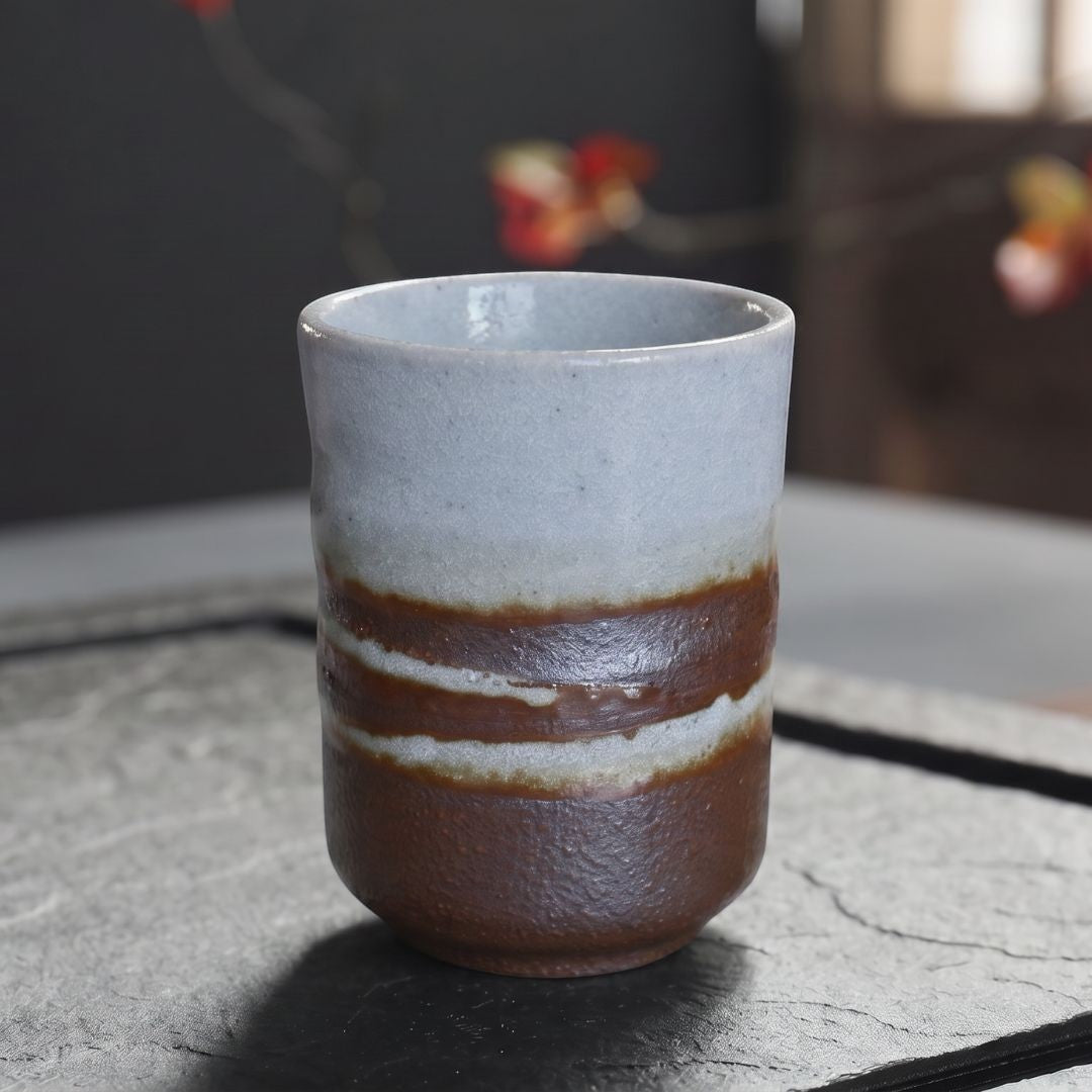 Tasse à thé Yugen lab Yunomi en céramique artisanale avec émail brun et blanc, style wabi-sabi sans anse.