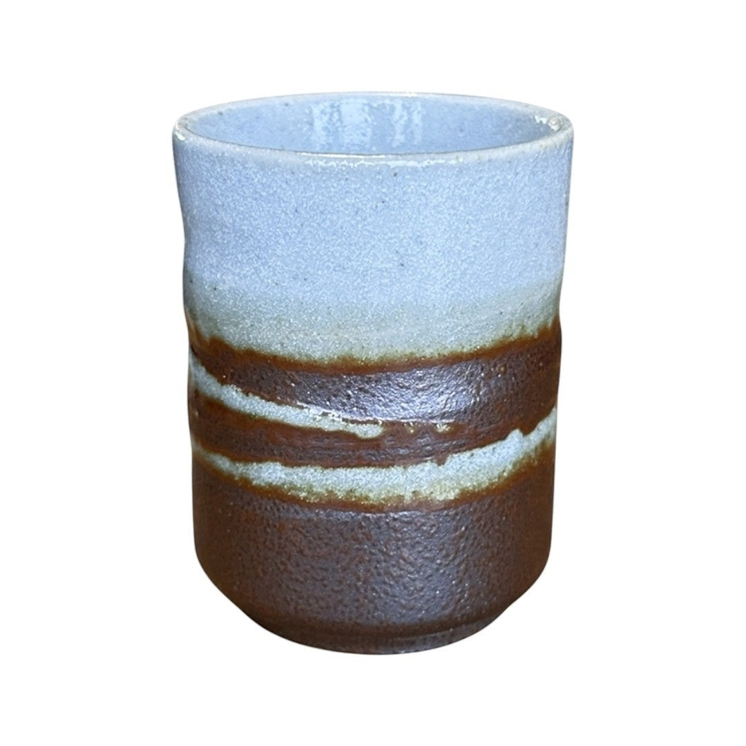Tasse à thé Yunomi Yugen lab en céramique artisanale avec émail texturé brun et blanc, style wabi-sabi.
