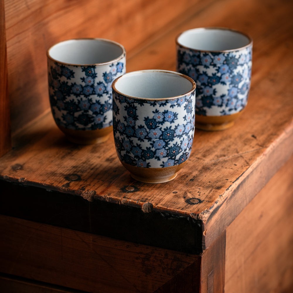 Set de 5 tasses à thé Yugen lab en céramique japonaise avec motifs fleurs de cerisiers bleus sur fond gris