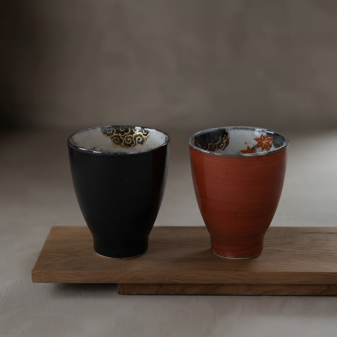 Set de 2 tasses à thé Yugen lab en céramique noire et rouge avec motifs de feuilles Momiji à l'intérieur