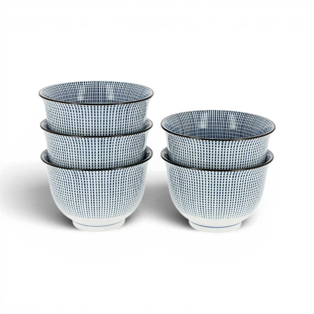 Set de 5 tasses à thé japonaises Yugen lab en céramique blanche et bleue avec motif quadrillé tokusa et bords évasés