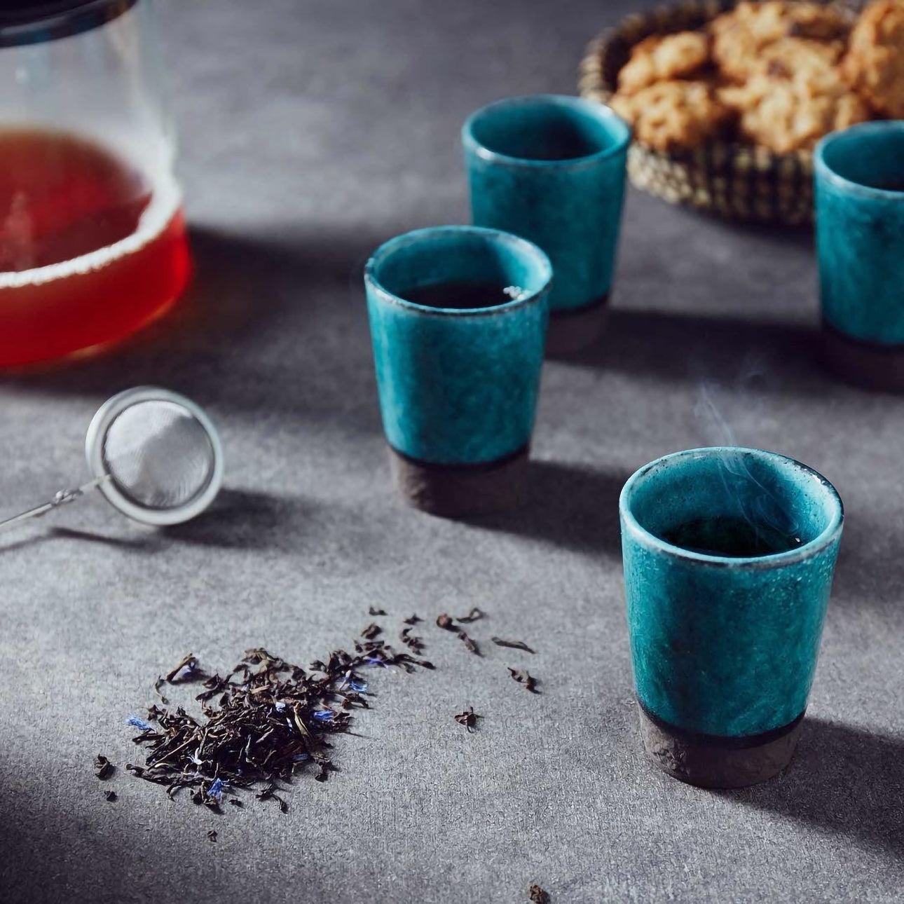 Set de 4 tasses à thé japonaises Yugen lab en céramique turquoise avec finition craquelée sur fond gris