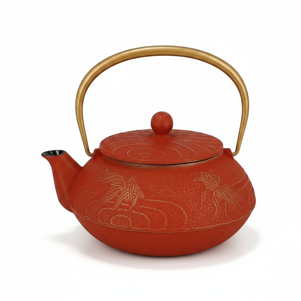 Théière en fonte rouge Yugen lab avec motifs de poissons dorés et anse dorée, contenance 0,65 L