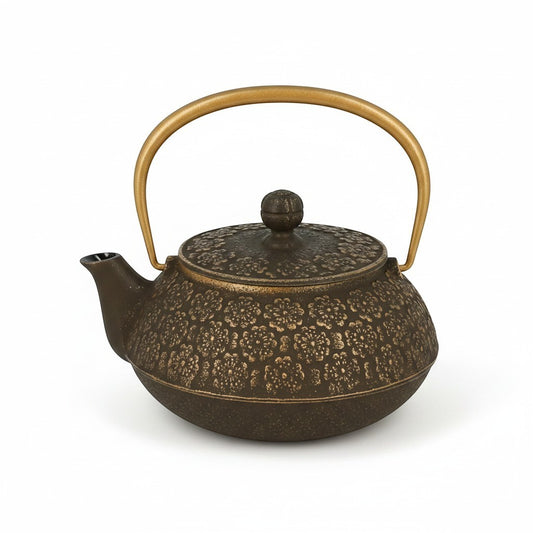 Théière japonaise en fonte Yugen lab avec motif floral sakura doré et anse élégante, capacité 0,65 L