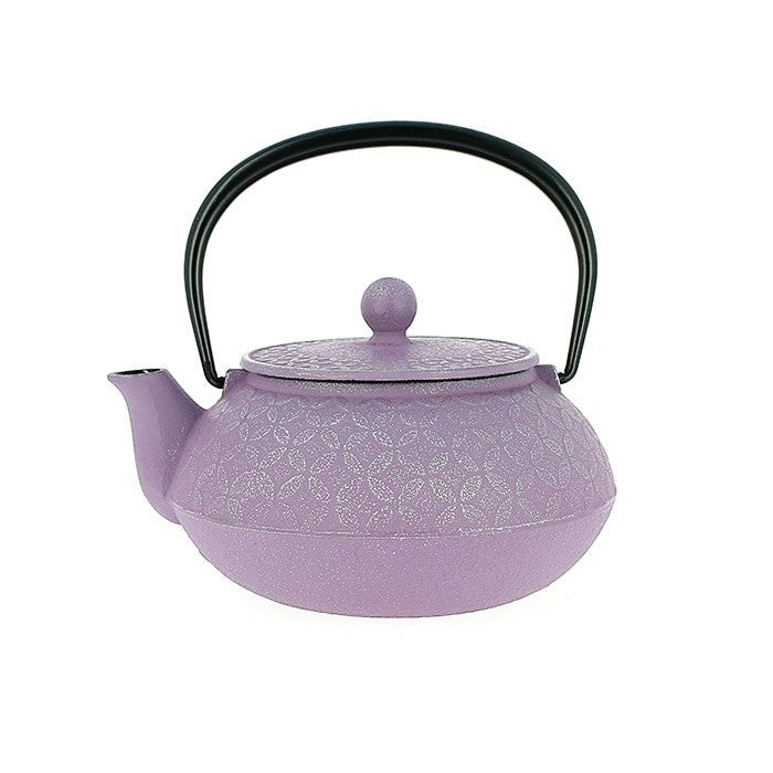 Théière en fonte japonaise Yugen lab violette avec motif floral en relief et anse noire, contenance 0,65 L