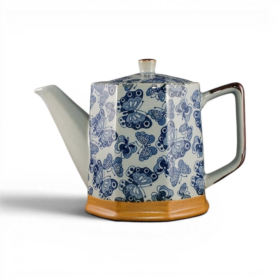 Théière japonaise Yugen lab en céramique blanche et bleue avec motif papillons et base en terre cuite