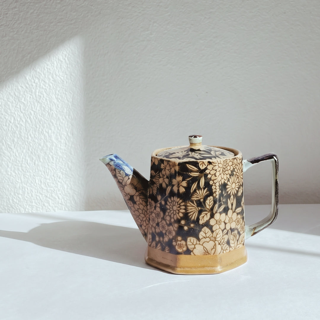Théière japonaise Rappa Yugen lab en céramique brune et crème avec motifs floraux, long bec et anse angulaire
