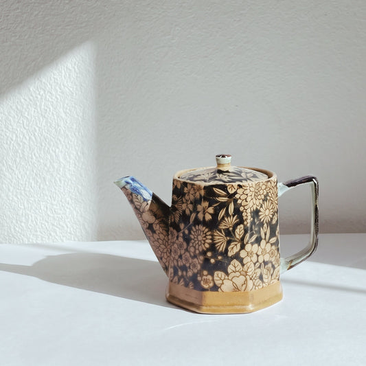 Théière japonaise Rappa Yugen lab en céramique brune et crème avec motifs floraux, long bec et anse angulaire