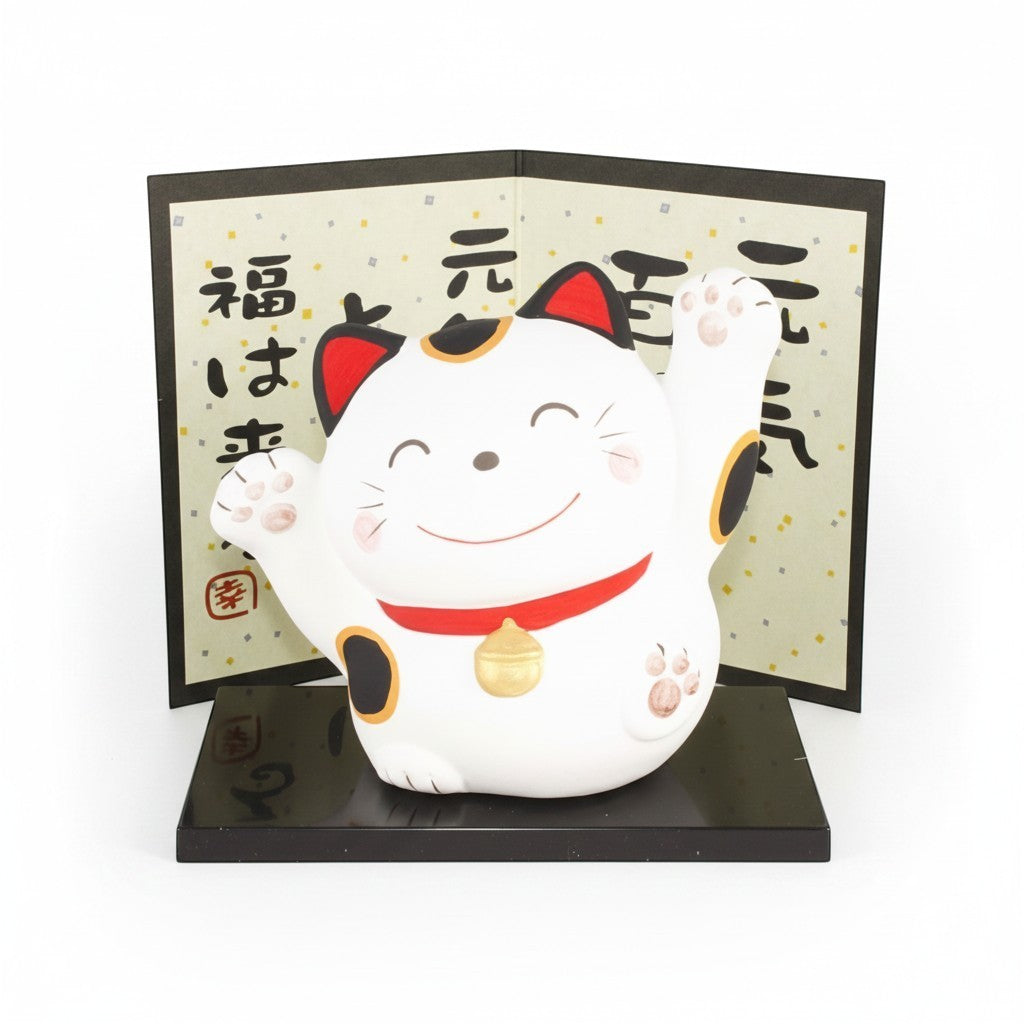 Tirelire Maneki Neko en porcelaine blanche Yugen lab avec paravent décoratif japonais