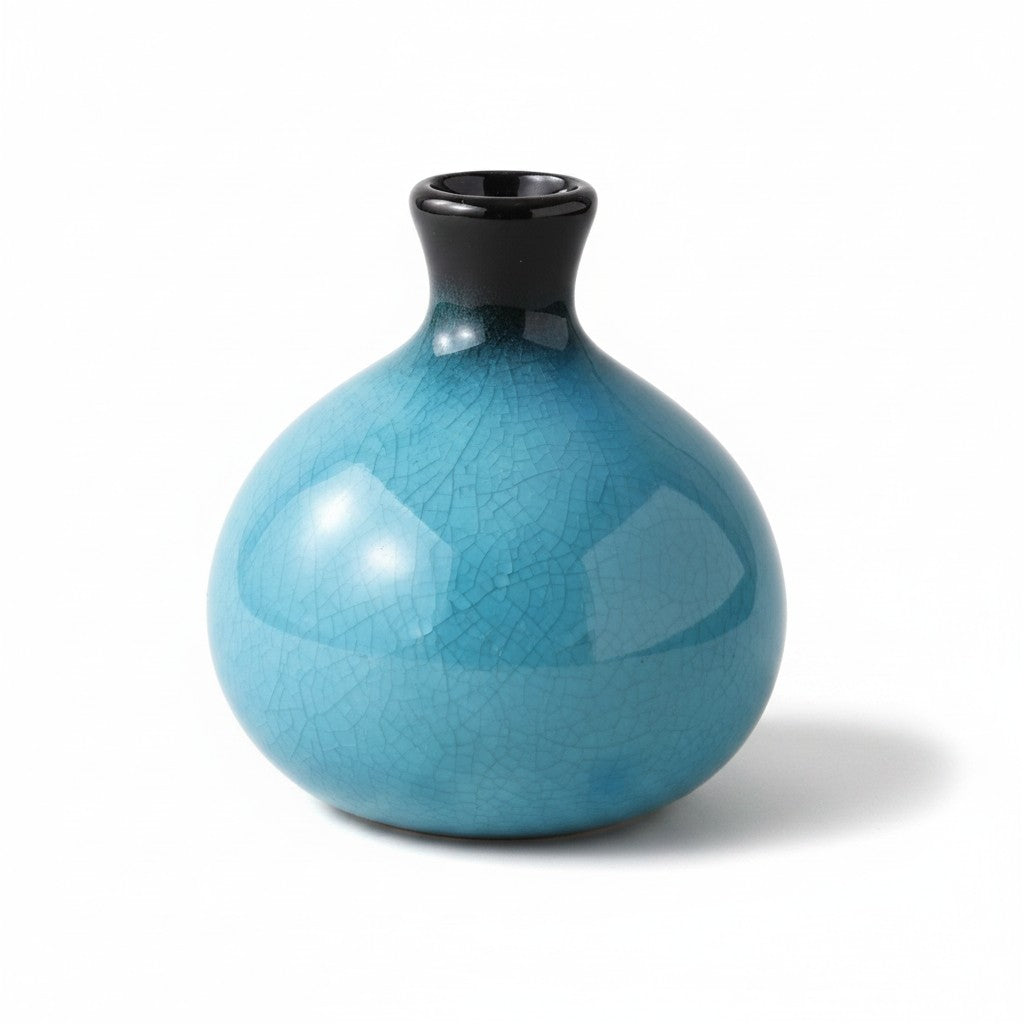 Petit vase Yugen lab Seiki en céramique turquoise avec finition craquelée et col sombre, style japonais minimaliste.