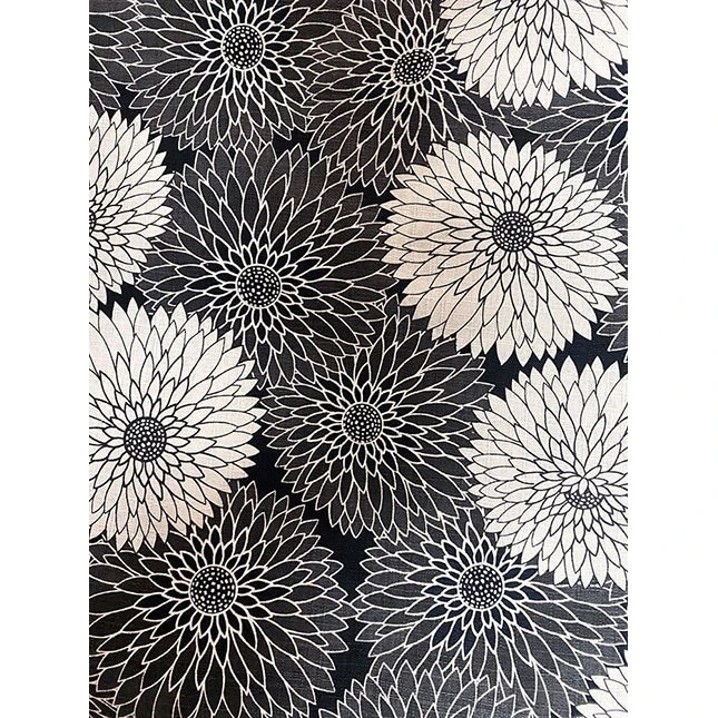 Yukata Yugen lab en coton noir et blanc avec un motif floral de chrysanthèmes traditionnels japonais