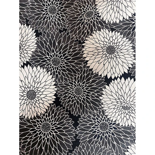 Yukata Yugen lab en coton noir et blanc avec un motif floral de chrysanthèmes traditionnels japonais