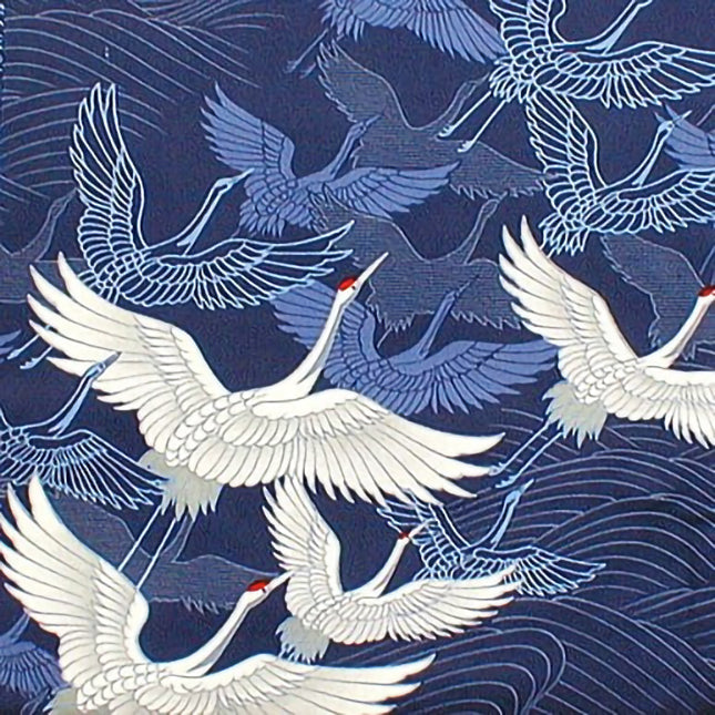 Détail du tissu Yugen lab d'un yukata bleu orné de motifs de cigognes blanches traditionnelles japonaises