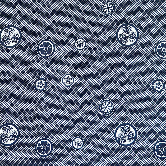 Yukata Yugen lab en coton bleu marine avec motifs traditionnels kamon et fleurs stylisées sur fond géométrique
