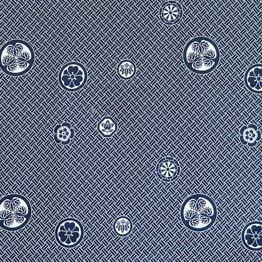 Yukata Yugen lab en coton bleu marine avec motifs traditionnels kamon et fleurs stylisées sur fond géométrique