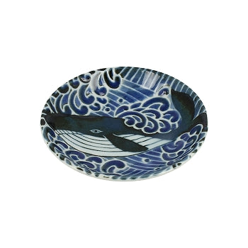 Coupelle japonaise en porcelaine motif baleine et vagues bleues.