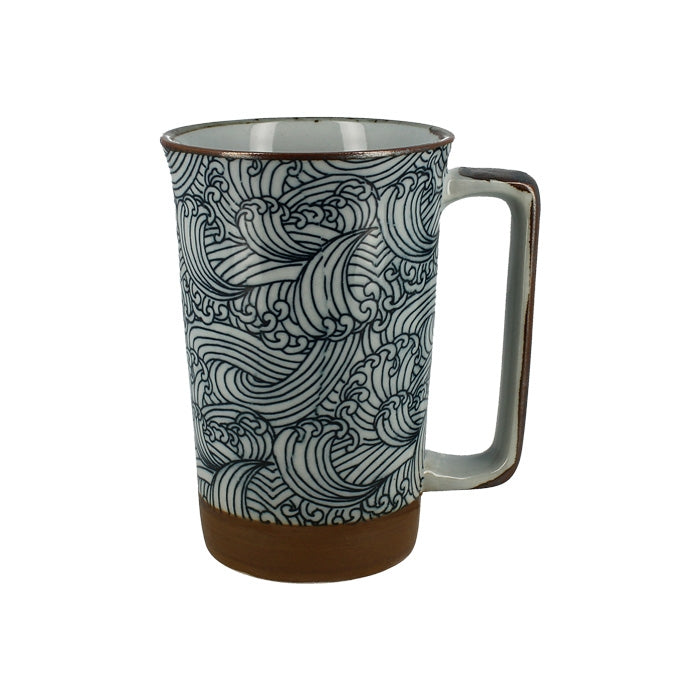 Vue de face d'un mug japonais en céramique à motif vagues Hokusai.